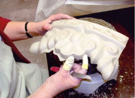 Handarbeit bei der Herstellung von Kacheln bei Gabriel Keramik in Schweden