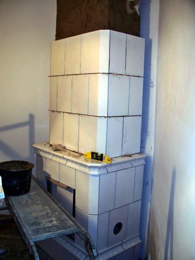 Construction d'un poêle en faïence - Carreaux sur le seuil central et la partie supérieure